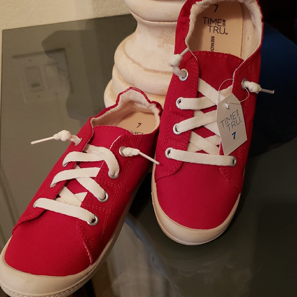 Time and Tru women's memory foam casual sneakers